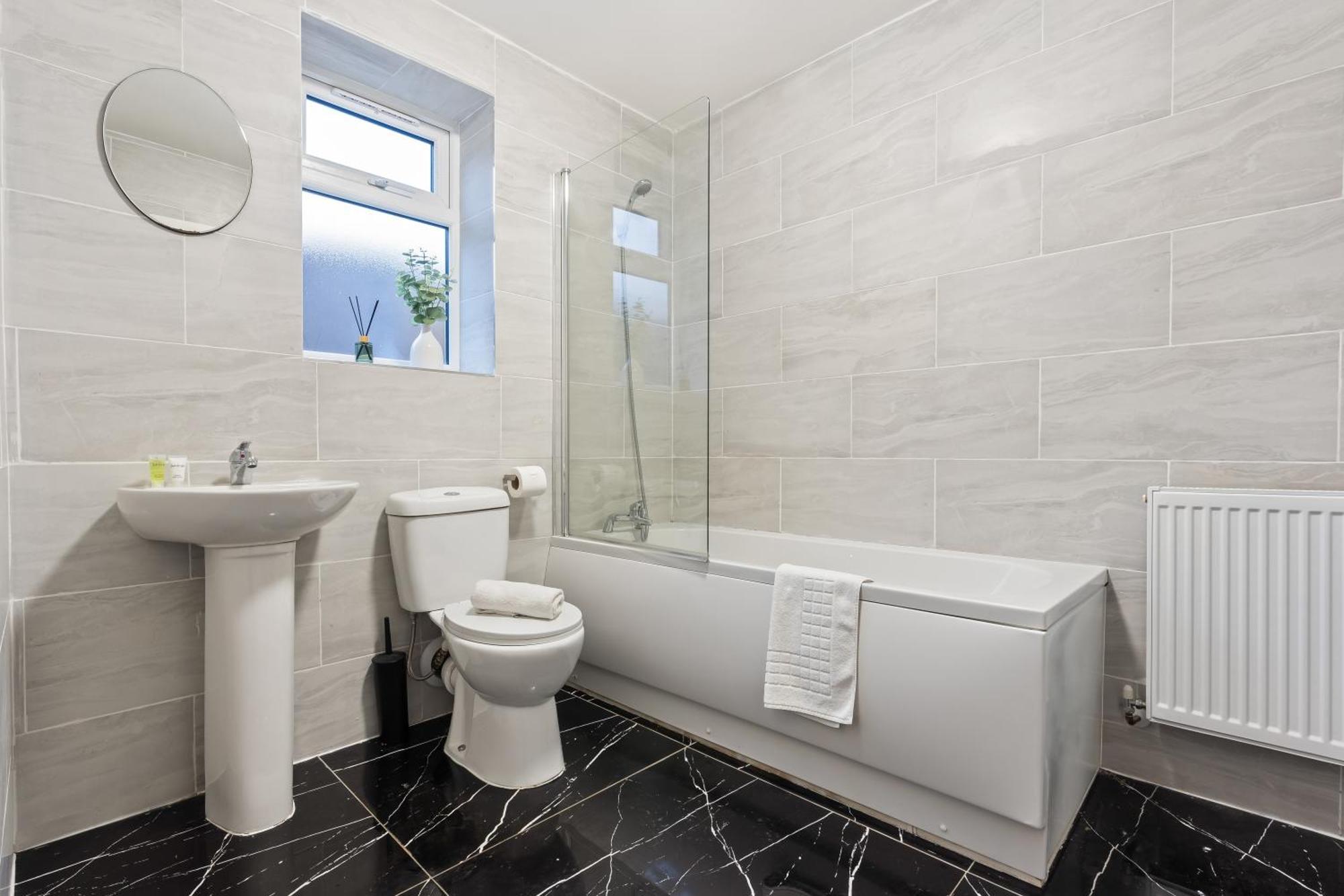 Stylish New Apartment - Free Wifi & Netflix - Top Rated - 3Mh Cradley Heath Εξωτερικό φωτογραφία