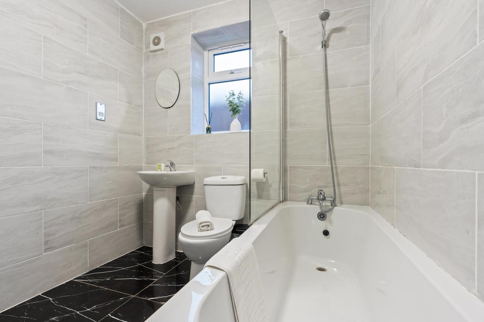 Stylish New Apartment - Free Wifi & Netflix - Top Rated - 3Mh Cradley Heath Εξωτερικό φωτογραφία